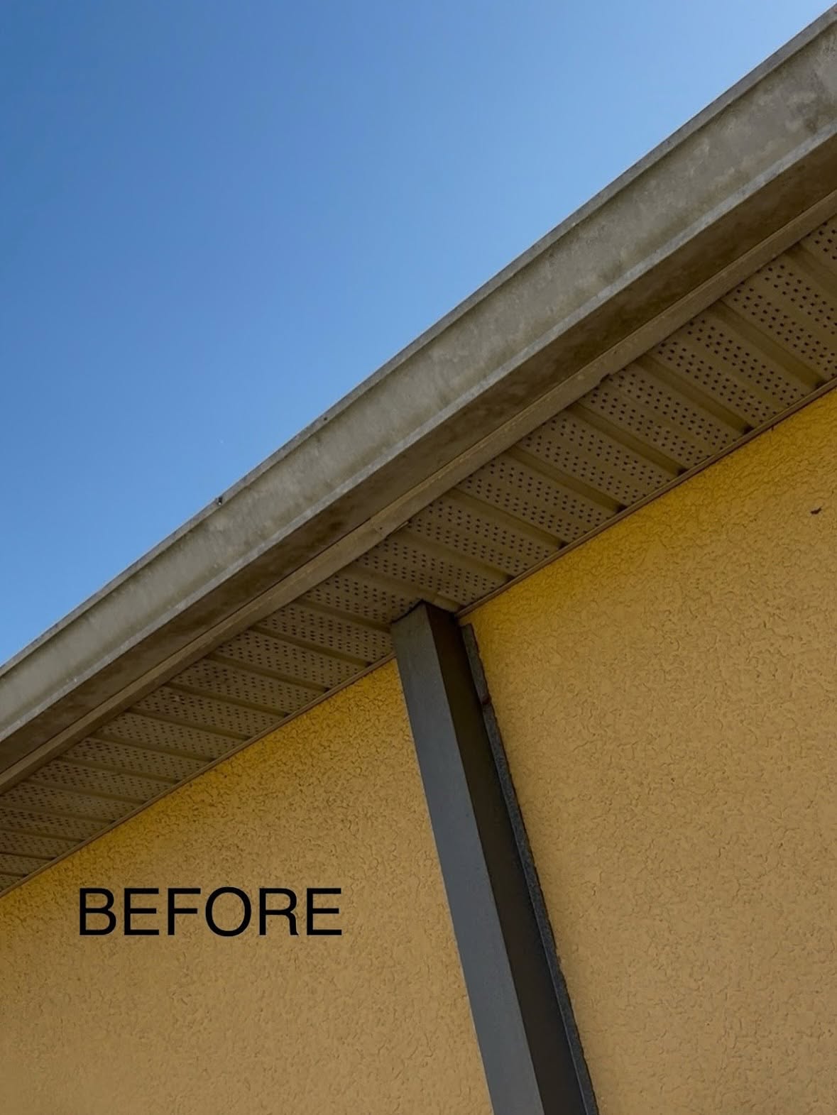 Roofline and soffit before cleaning